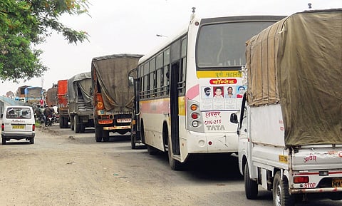 सासवड रस्ता वाहतूक कोंडीच्या विळख्यात ! वाहनचालक, प्रवासी, नागरिक त्रस्त