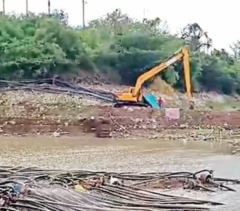 पळसदेव : पिके जगविण्यासाठी शेतकऱ्यांचा उजनीकाठी मुक्काम