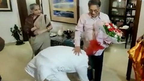 DK Shivkumar: डीके शिवकुमार यांनी ‘या’ भाजप नेत्याचे केले चरणस्पर्श