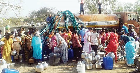 फुरसुंगीत पाणीटंचाईच्या झळा; पालिकेच्या टँकरभोवती नागरिकांची गर्दी