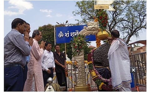 नगर : सुप्रीम निकालानंतर ठाकरे शनीचरणी