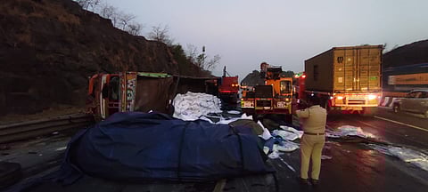 मुंबई-पुणे द्रुतगती मार्गावर भीषण अपघात : बोरघाट उतरताना ब्रेक फेल झाल्याने ट्रक उलटला
