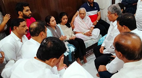 चंद्रकांत पाटील यांनी किशोर आवारे यांच्या नातलगांचे केले सांत्वन