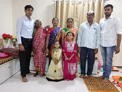 वडील चहाच्या टपरीवर अन् आई विडी वळायची; अहमदनगरच्या मंगेश खिलारीचे डोळे दिपवणारे यश