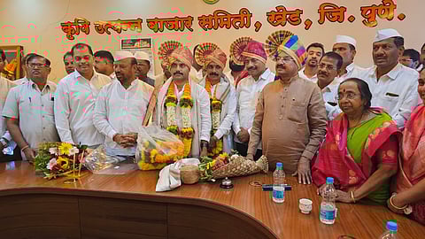 पुणे: खेड बाजार समितीच्या सभापती पदी कैलास लिंभोरे, विठ्ठल वनघरे यांच्या गळ्यात उपसभापती पदाची माळ