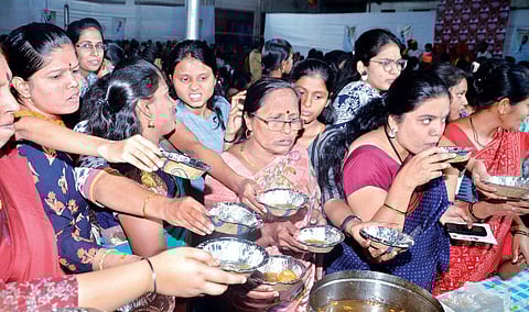 पाणी पुरी खाण्याची अनोखी स्पर्धा : पुणेकर महिलांनी 5 हजार प्लेट पाणीपुरी केली फस्त