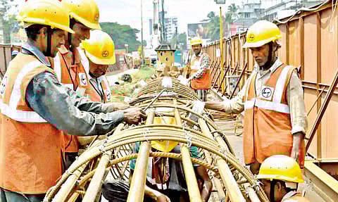 कामगारांच्या मुलांची शासनाकडून थट्टा ! महिन्याला केवळ 167 रुपये शिष्यवृत्ती