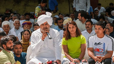 Wrestlers Protest : हजारो शेतकऱ्यांची दिल्लीत धडक; आंदोलक कुस्तीपटुंना दिला पाठिंबा