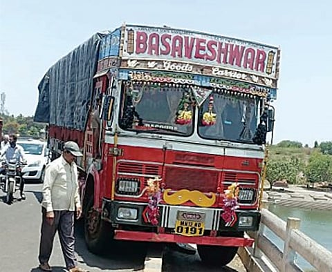 पुणे : पालखी मार्गावर ट्रकचा अपघात; निरा नदीच्या पुलावरील घटना