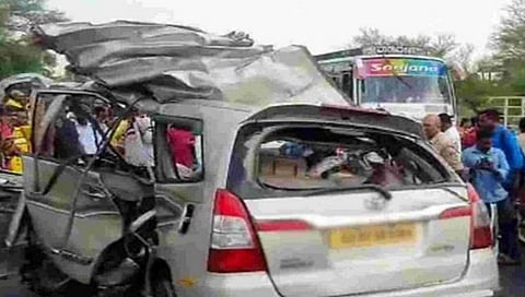 Karnataka Accident : कर्नाटकात बस आणि कारच्या भीषण अपघातात १० जण ठार