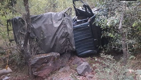 BSF vehicle Accident : जम्मू काश्मीरमध्ये सैन्याच्या वाहनाचा भीषण अपघात; १ जवान शहीद तर ६ जखमी