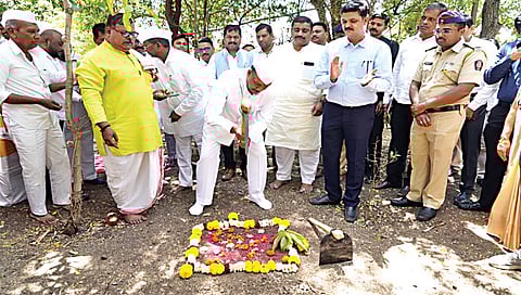 नाशिक : संशोधन केंद्र इमारतीचे भूमिपूजन करताना आदिवासी विकासमंत्री
डॉ. विजयकुमार गावित. समवेत इतर मान्यवर. (छाया: गणेश बोडके)