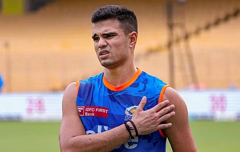 Arjun Tendulkar Video : अर्जुन तेंडुलकरला चावला कुत्रा! LSG विरुद्धच्या सामन्यापूर्वी मुंबईला धक्का