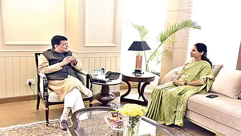 नवी दिल्ली : केंद्रीय मंत्री डॉ. पीयूष गोयल यांच्याशी चर्चा करताना राज्यमंत्री डॉ. भारती पवार.