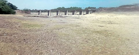 इनामगाव येथील बंधारा पडला कोरडाठाक