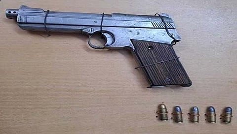 बुलढाणा : खामगावात महाविद्यालयीन विद्यार्थ्याकडून अवैध देशी कट्टा, पाच काडतुसे जप्त