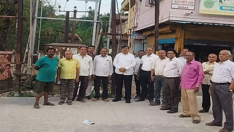 सिडको : त्रिमूर्ती चौकातील वाहतुकीस अडथळा ठरणारा ट्रान्स्फॉर्मर अन्यत्र स्थलांतरितप्रसंगी सुधाकर बडगुजर व नागरिक.