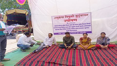 चंद्रपूर : अनुकंप तत्वावर नोकरीकरिता विधवेची दोन मूलासह उपोषण; ६ वर्षांपासून नोकरी देण्यास टाळाटाळ