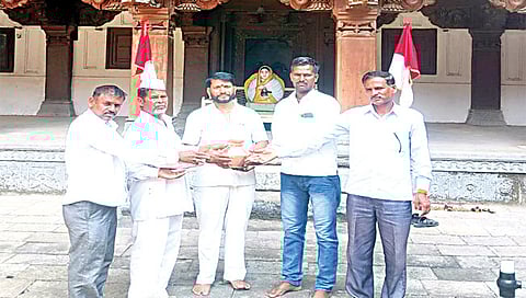 चांदवड : इंदूरला उभारण्यात येणार्या छत्रपती यशवंतराव होळकरांच्या भव्यदिव्य अश्वारूढ पुतळ्याच्या उभारणीसाठी चांदवडच्या ऐतिहासिक रंगमहाल येथील माती संकलित करताना मल्हार सेना महाराष्ट्र राज्य सरचिटणीस व धनगर समाजबांधव.