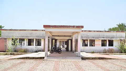 नाशिक : त्र्यंबकेश्वर तालुक्यातील कळमुस्ते प्राथमिक आरोग्य केंद्र. (सर्व छायाचित्रे : हेमंत घोरपडे)
