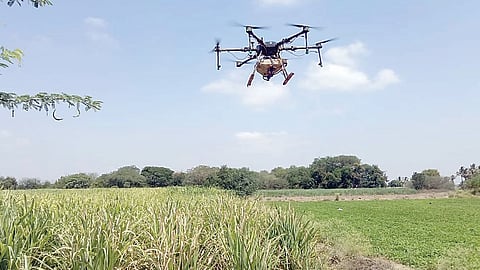 पारगाव : कीटकनाशकांच्या फवारणीसाठी ड्रोनचा वापर
