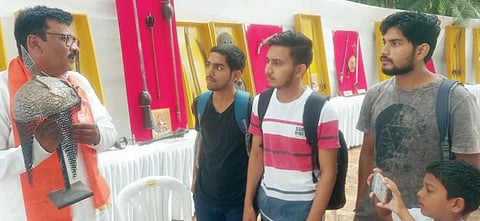 पुणे : शस्त्रप्रदर्शनातून महापुरुषांच्या इतिहासाला उजाळा