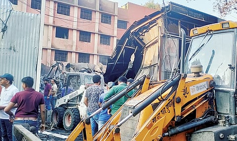 पुणे टिंबर मार्केट आग : चाळीस तास उलटले; अजूनही धग कायम