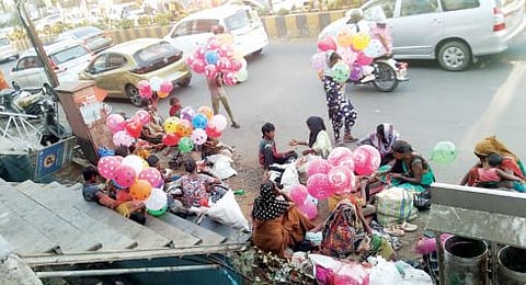 अरे या फुगेवाल्यांना कोणीतरी आवर घाला रे…!