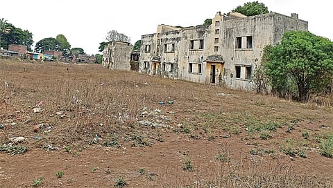 नाशिक : तीन डझनपेक्षा जास्त इमारती ओस पडल्या असून गर्दुल्ल्यांकडून शासकीय मालमत्तेची लूट होत आहे.