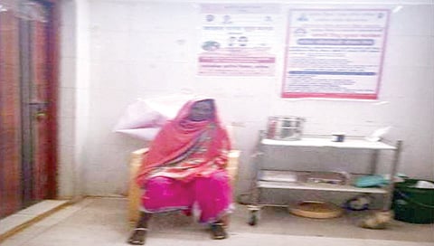 धारगाव : आरोग्य केंद्रात उपचारासाठी आलेली आदिवासी महिला.