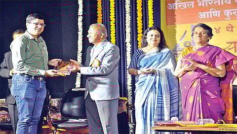 नाशिक : लेखक-प्रकाशक साहित्य संमेलनात दै. पुढारीचे प्रतिनिधी गौरव जोशी यांना गौरविताना उपाध्यक्ष वसंत खैरनार. (छाया : रुद्र फोटो)