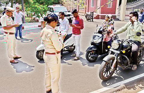 पिंपरी : विनाहेल्मेटधारकांना नोटिसा; 7 महिन्यांत 4000 दुचाकीस्वारांवर कारवाईचा बडगा