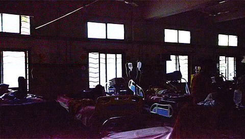 नाशिक : जिल्हा रुग्णालयात अंधारात उपचार घेणारे रुग्ण.