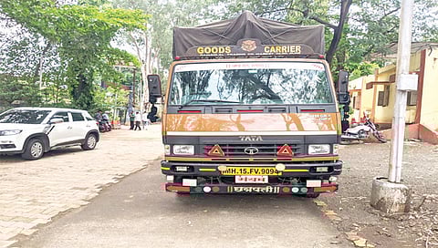 घोटी : पोलीस ठाण्यात जप्त केलेला रेशनच्या तांदळाने भरलेला टेम्पो.