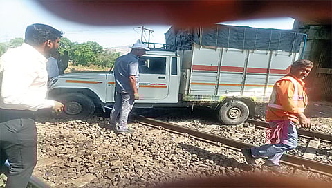 इगतपुरी : रेल्वे पुलाचा कठडा तोडून थेट ट्रॅकवर कोसळलेली पिकअप. (छाया : वाल्मीक गवांदे)