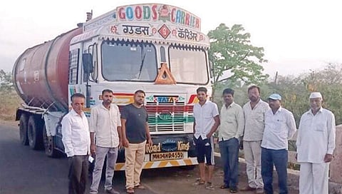 इगतपुरी : दारणा नदीमध्ये घातक केमिकल टाकताना शेतकर्यांनी रोखलेला टँकर.