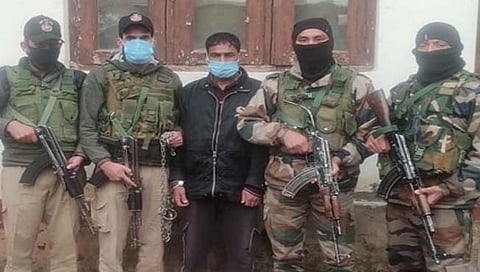 J&K | बारामुल्लामध्ये लष्कर-ए-तोयबाचा दहशतवादी जेरबंद, ग्रेनेड जप्त