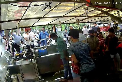 पुणे : खाधपदार्थाच्या स्टॉलला लाथ मारण्याची दबंगगिरी भोवली