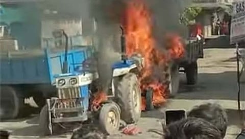 जळगाव : वाळूने भरलेले दोन ट्रॅक्टर पेटवले; रिक्षाला धडक दिल्याने ग्रामस्थ संतापले