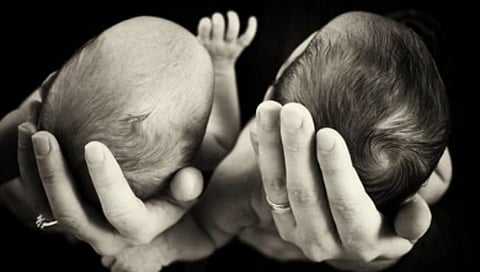 जळगाव : नवजात बालकांची अदलाबदल; संतप्त नातेवाईकांकडून कारवाईची मागणी