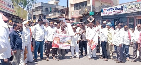 जेजुरीच्या मुख्य चौकात रस्ता रोको करण्यात आला.