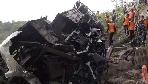 मोठी बातमी! जम्मू-काश्मीरमध्ये अमृतसरहून कटराला जाणारी बस दरीत कोसळली; १० ठार, १६ जण जखमी