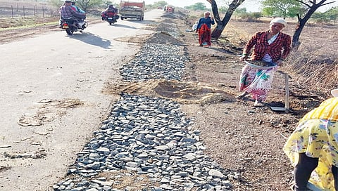मालेगाव : झोडगे - अस्ताणे रस्ता रुंदीकरणाचे सुरु असलेले काम.