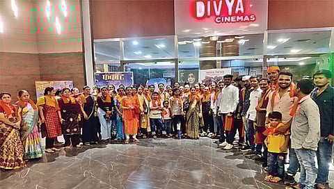 सिडको : येथील दिव्या ॲडलब येथे मोफत 'दि केरला स्टोरी' चित्रपटाचा आनंद अनुभवताना महिला.