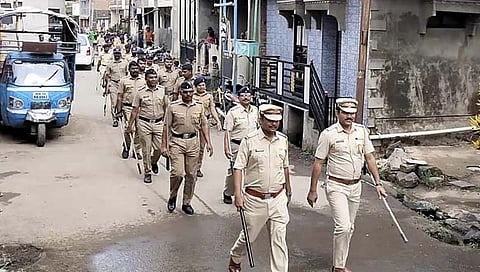 कुरुंदवाड शहरातून पोलीस प्रशासनाचा निघालेला रूट मार्च