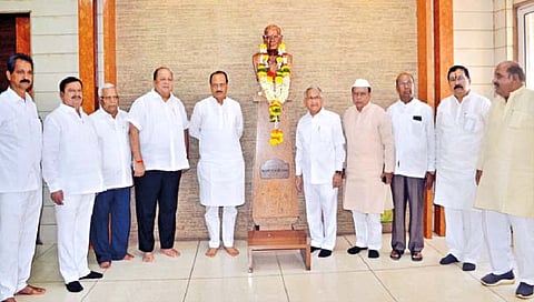 कोल्हापूर : ‘पुढारी’कार डॉ. ग. गो. जाधव यांना अभिवादन