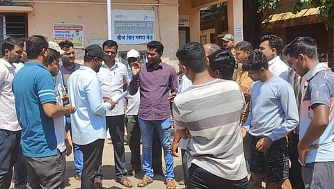 लाईट बिले वेळेवर येत नसल्यामुळे लाईनमनला घेरा; विज कनेक्शने तोडल्यास तिव्र आंदोलनाचा इशारा