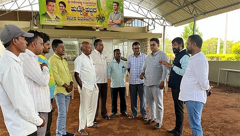 नाशिक : कर्नाटकमध्ये विधानसभा निवडणुकीची रणनीती आखताना लकी जाधव.