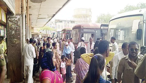 मालेगाव : येथील नवीन बसस्थानकात प्रवाशांची झालेली गर्दी. (छाया : सादिक शेख)