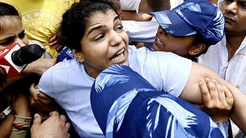 कुस्तीपटू साक्षी मलिकला ताब्यात घेताना महिला पाेलीस.